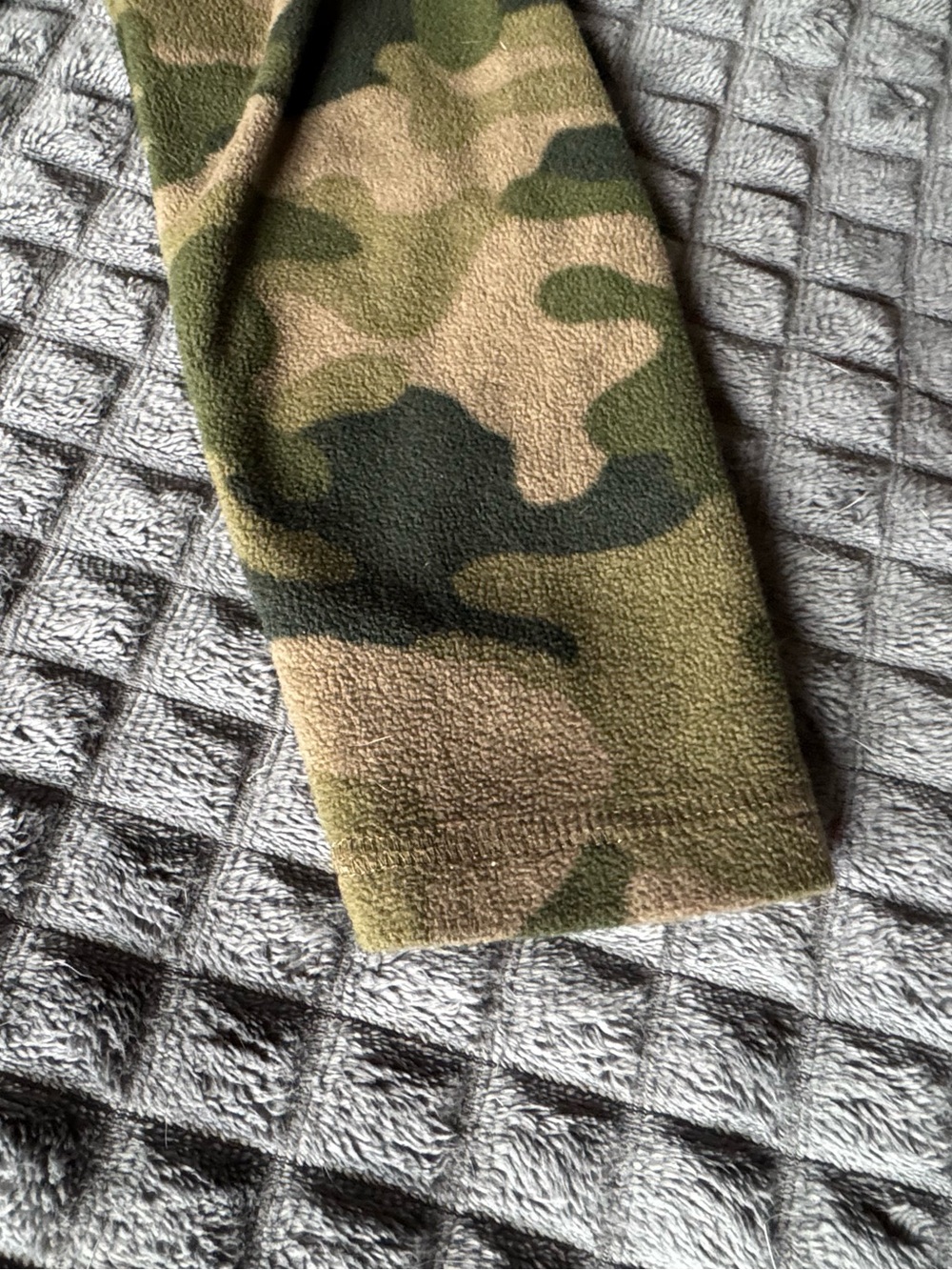 ❤️3/$15 Lands End 10 Boys Camo Fleece Pullover Green Tan Sweatshirt Shirt Top - Picture 3 of 4